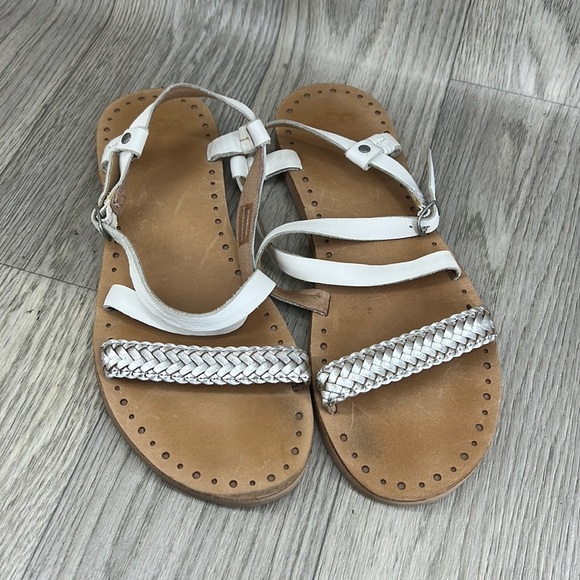 ๐2/$25 ๐ UGG Jordyne white and silver braided leather sandals - Picture 1 of 4